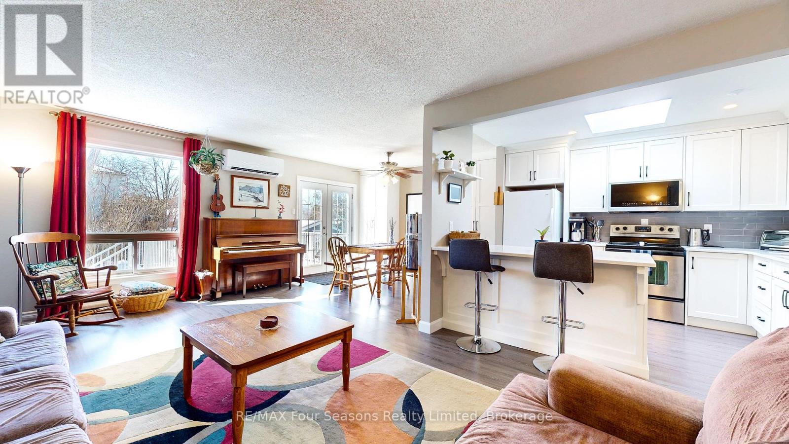 74 Telfer Road, Collingwood, ON - Indoor Photo Showing Living Room