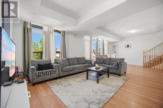 14 - 417 Dougall Avenue, Caledon, ON - Indoor Photo Showing Living Room