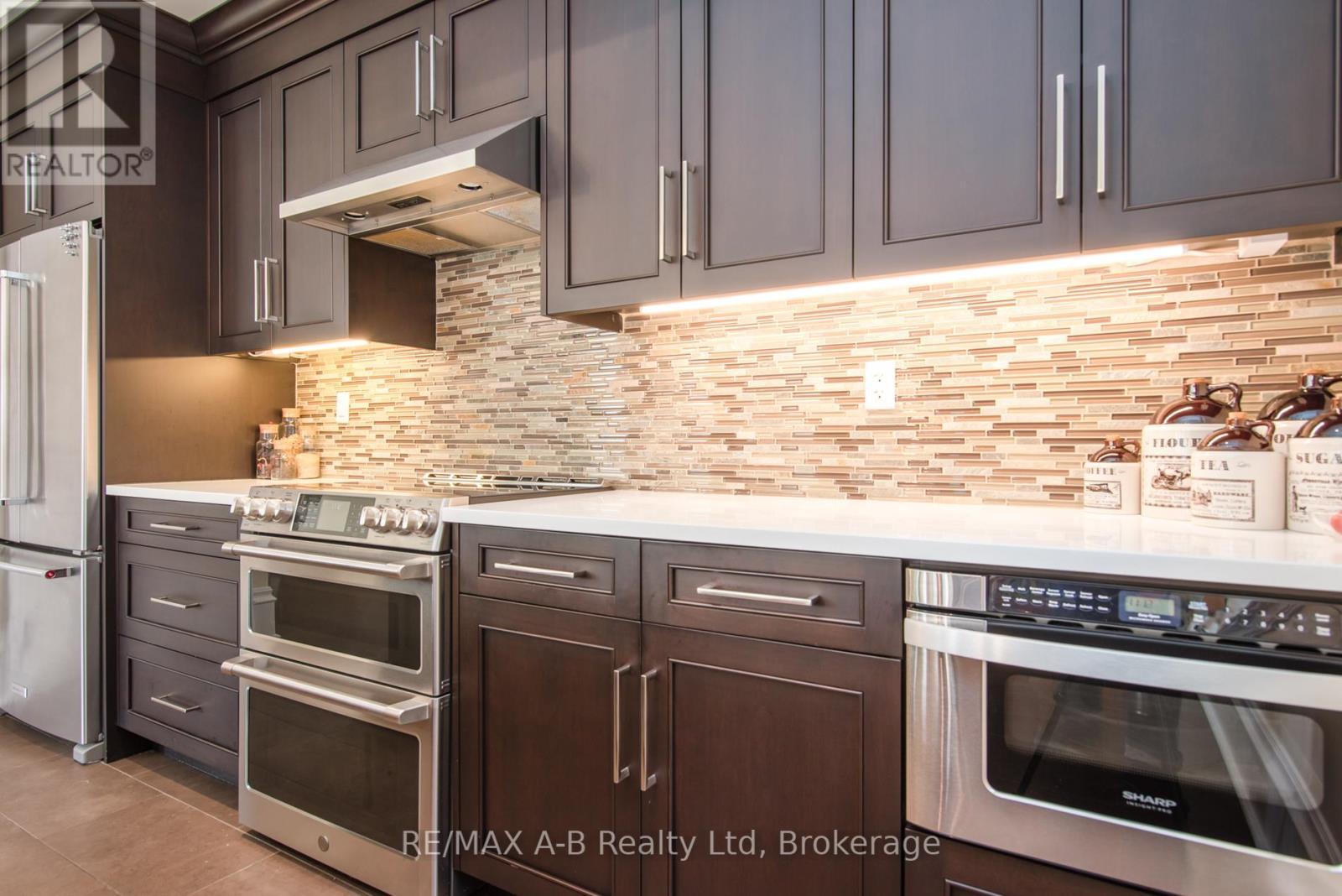 1C - 189 Elizabeth Street, St. Marys, ON - Indoor Photo Showing Kitchen With Upgraded Kitchen