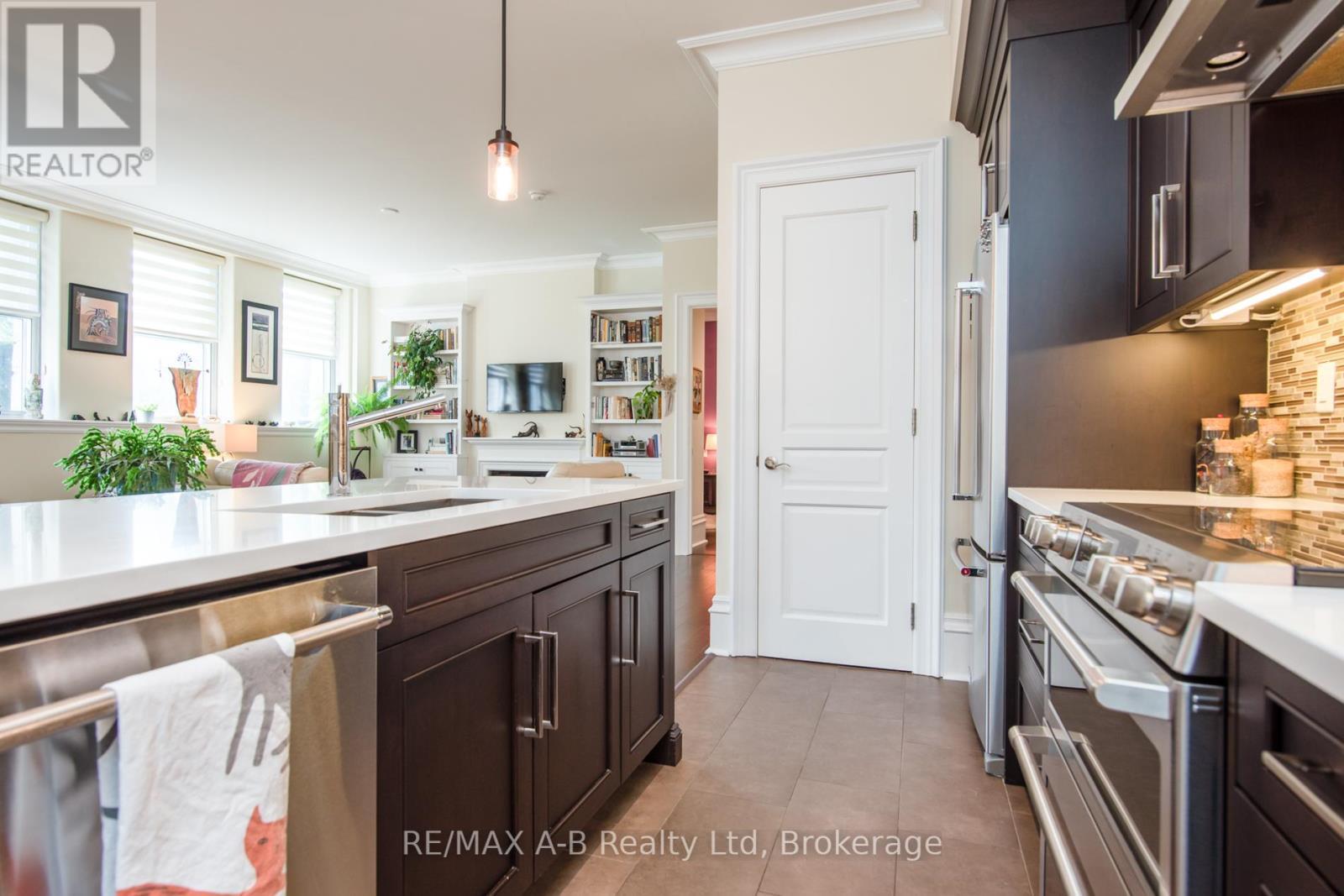 1C - 189 Elizabeth Street, St. Marys, ON - Indoor Photo Showing Kitchen With Upgraded Kitchen