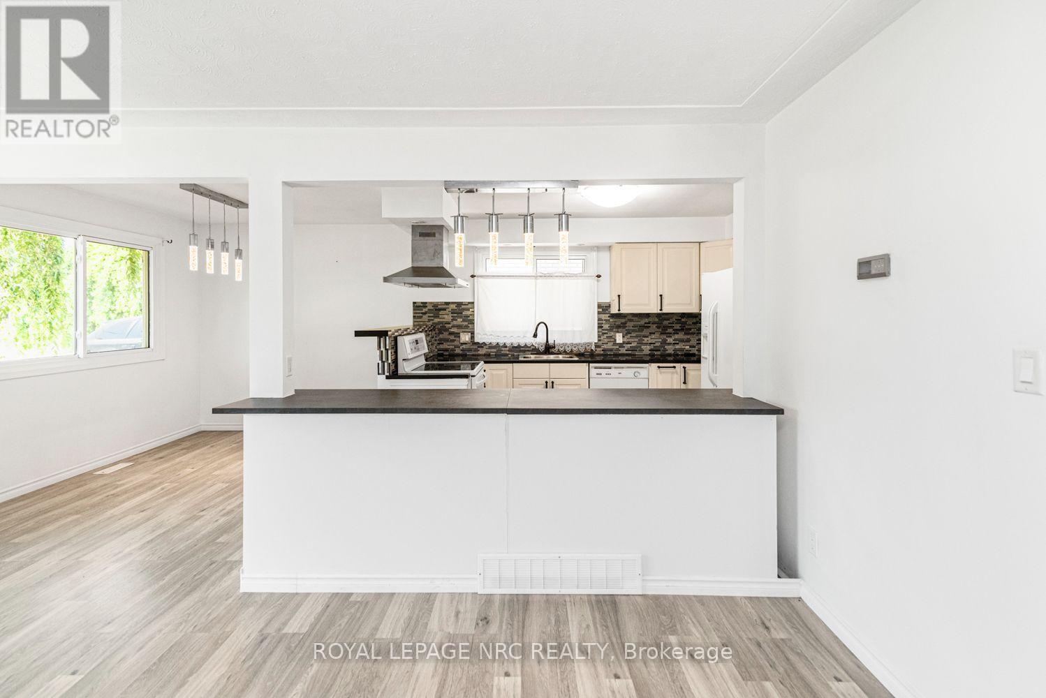 100 Mountain Avenue N, Hamilton (Stoney Creek), ON - Indoor Photo Showing Kitchen