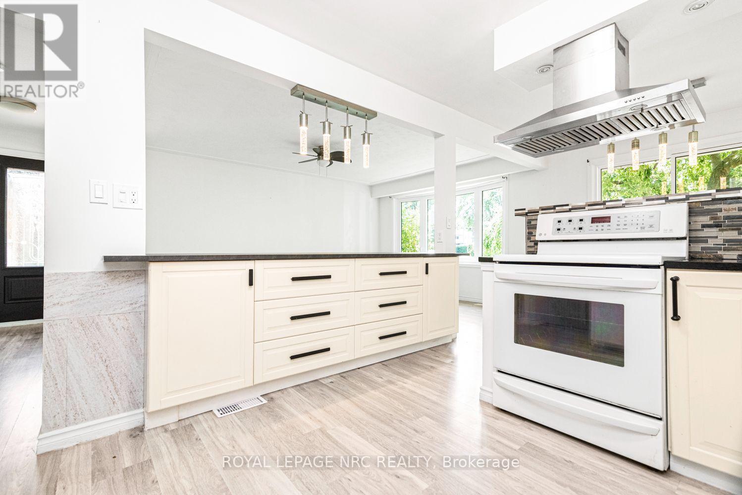 100 Mountain Avenue N, Hamilton (Stoney Creek), ON - Indoor Photo Showing Kitchen