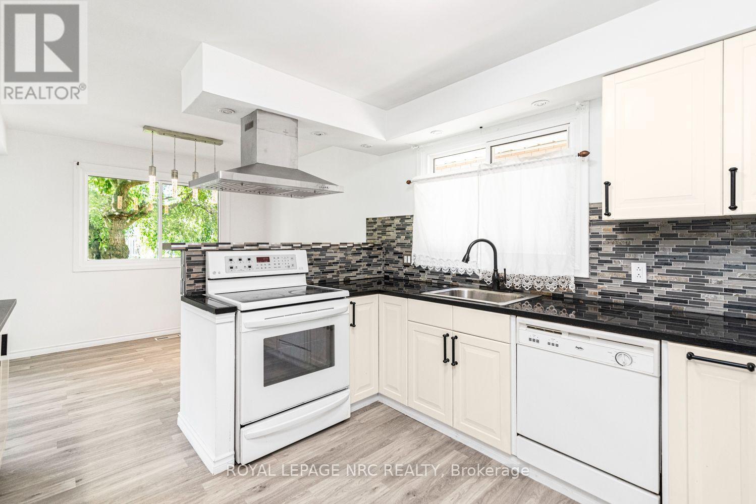 100 Mountain Avenue N, Hamilton (Stoney Creek), ON - Indoor Photo Showing Kitchen