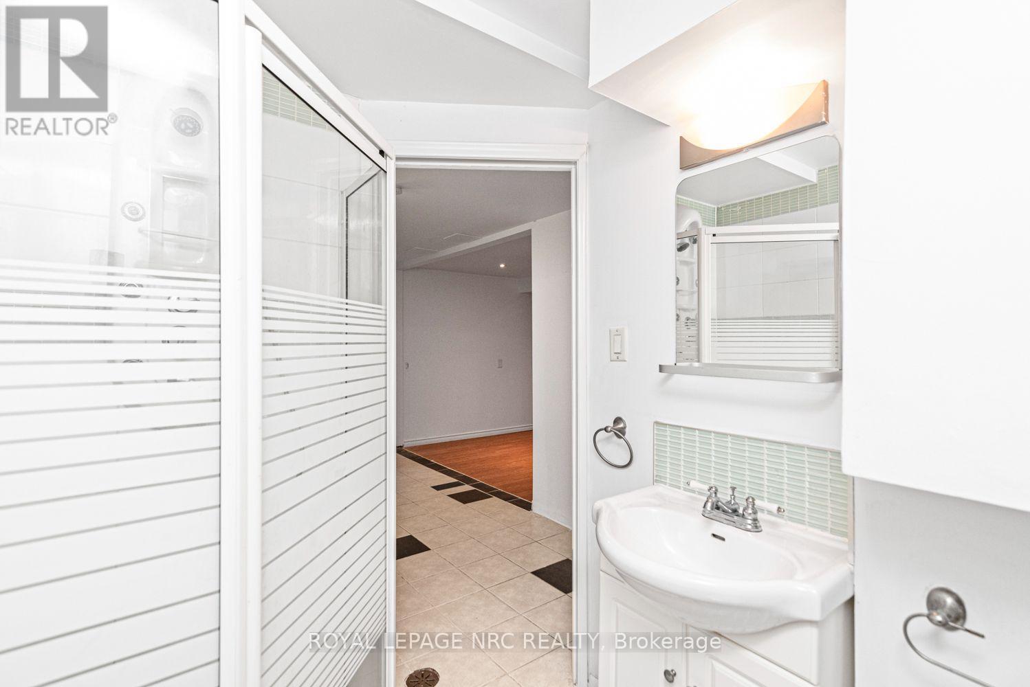 100 Mountain Avenue N, Hamilton (Stoney Creek), ON - Indoor Photo Showing Bathroom