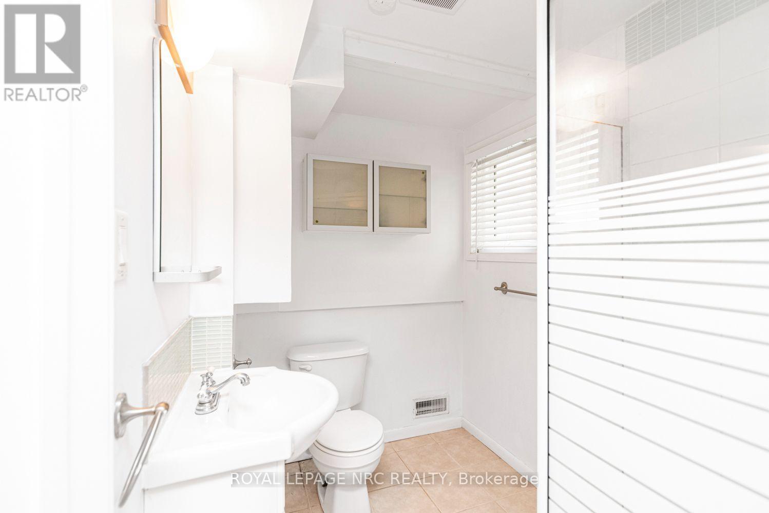 100 Mountain Avenue N, Hamilton (Stoney Creek), ON - Indoor Photo Showing Bathroom