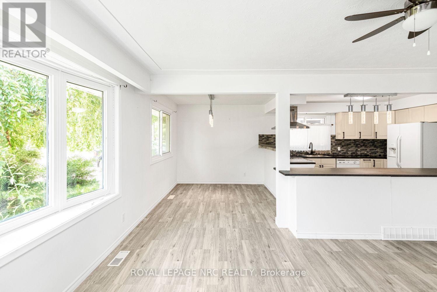100 Mountain Avenue N, Hamilton (Stoney Creek), ON - Indoor Photo Showing Kitchen