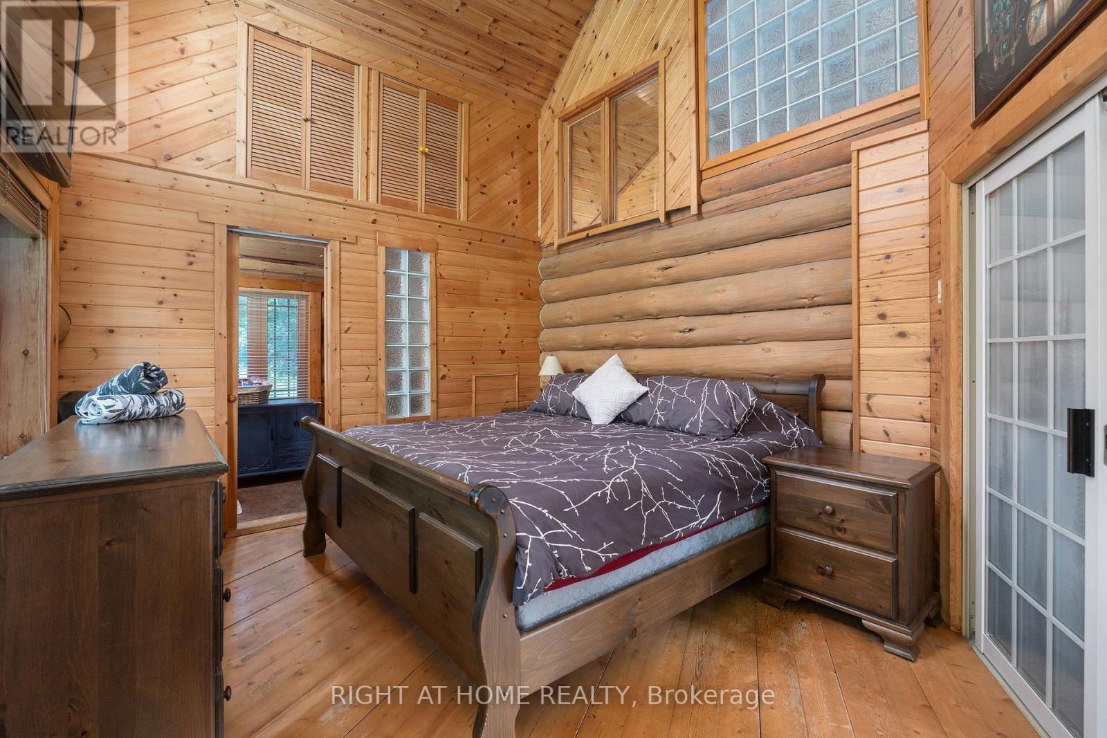 235 Loch Erne Road, Mcdougall, ON - Indoor Photo Showing Bedroom