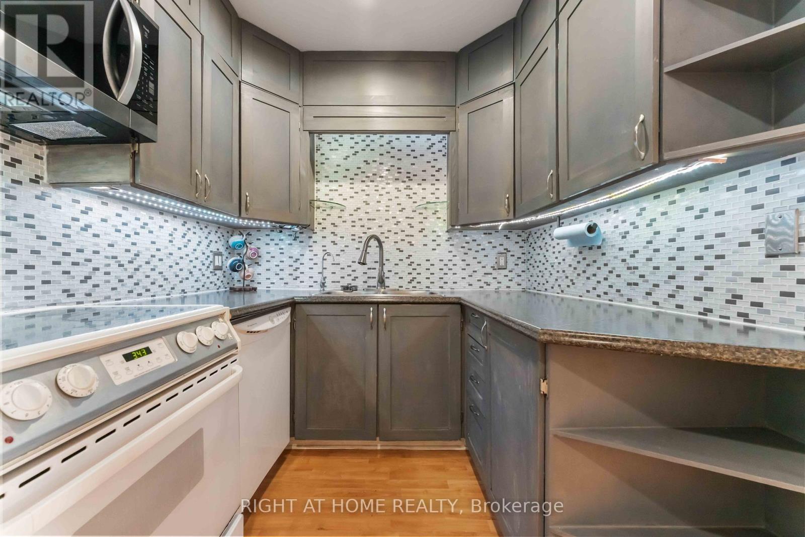 6 - 2 Columbus Avenue, Ottawa, ON - Indoor Photo Showing Kitchen