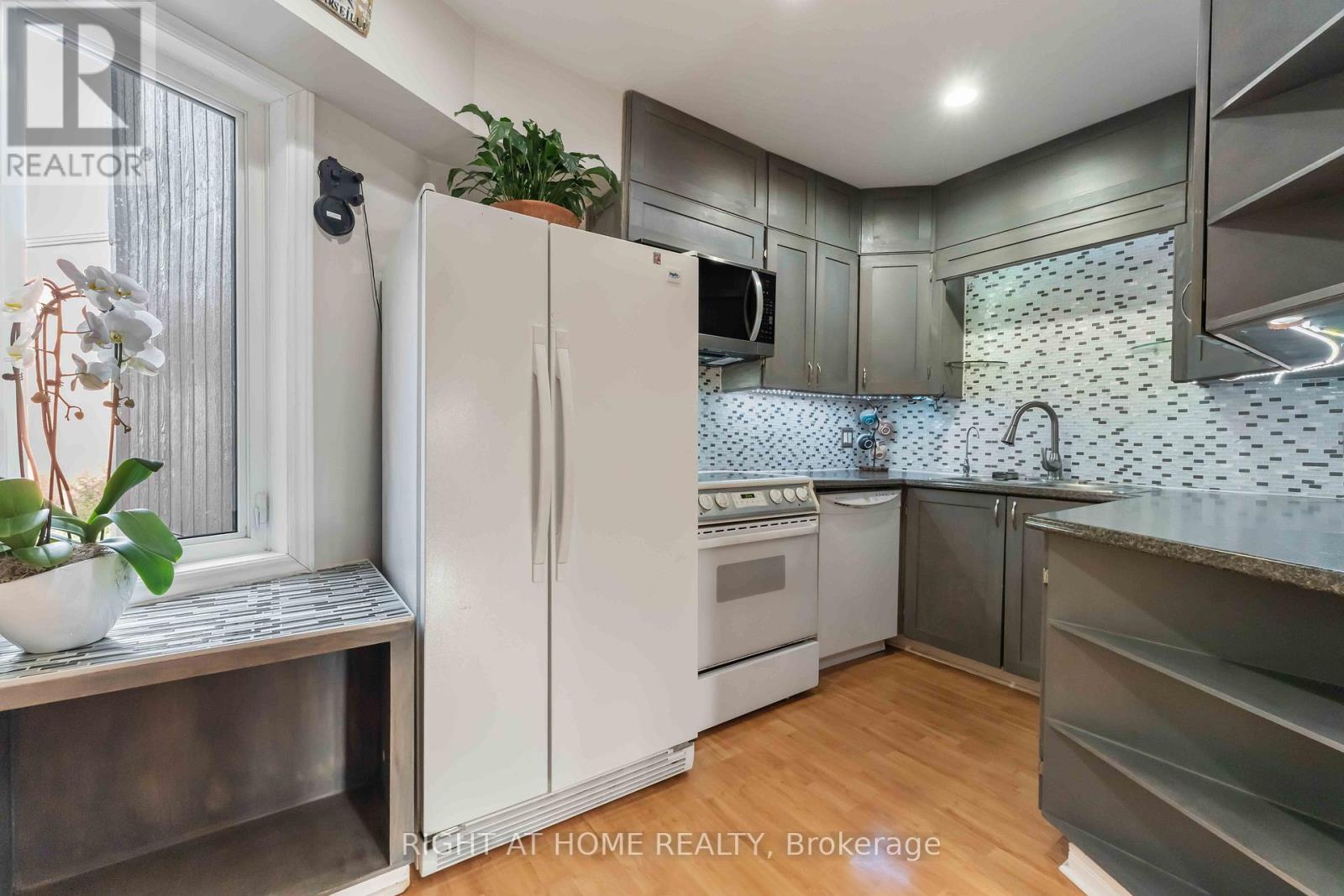 6 - 2 Columbus Avenue, Ottawa, ON - Indoor Photo Showing Kitchen