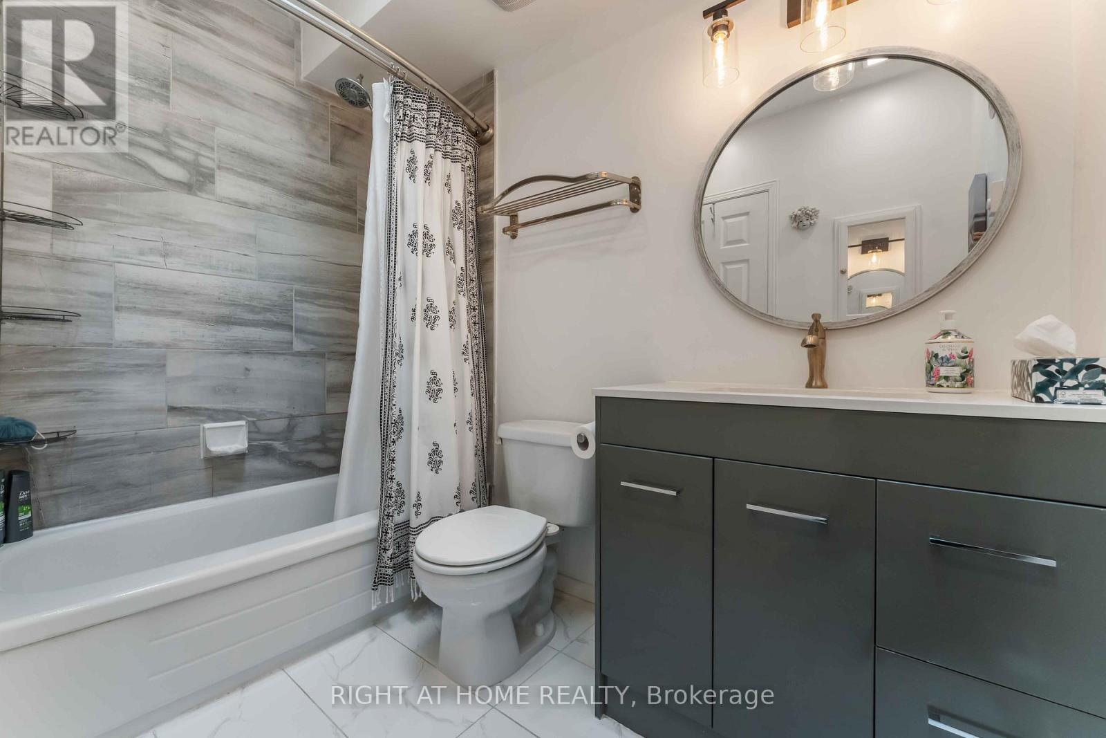 6 - 2 Columbus Avenue, Ottawa, ON - Indoor Photo Showing Bathroom