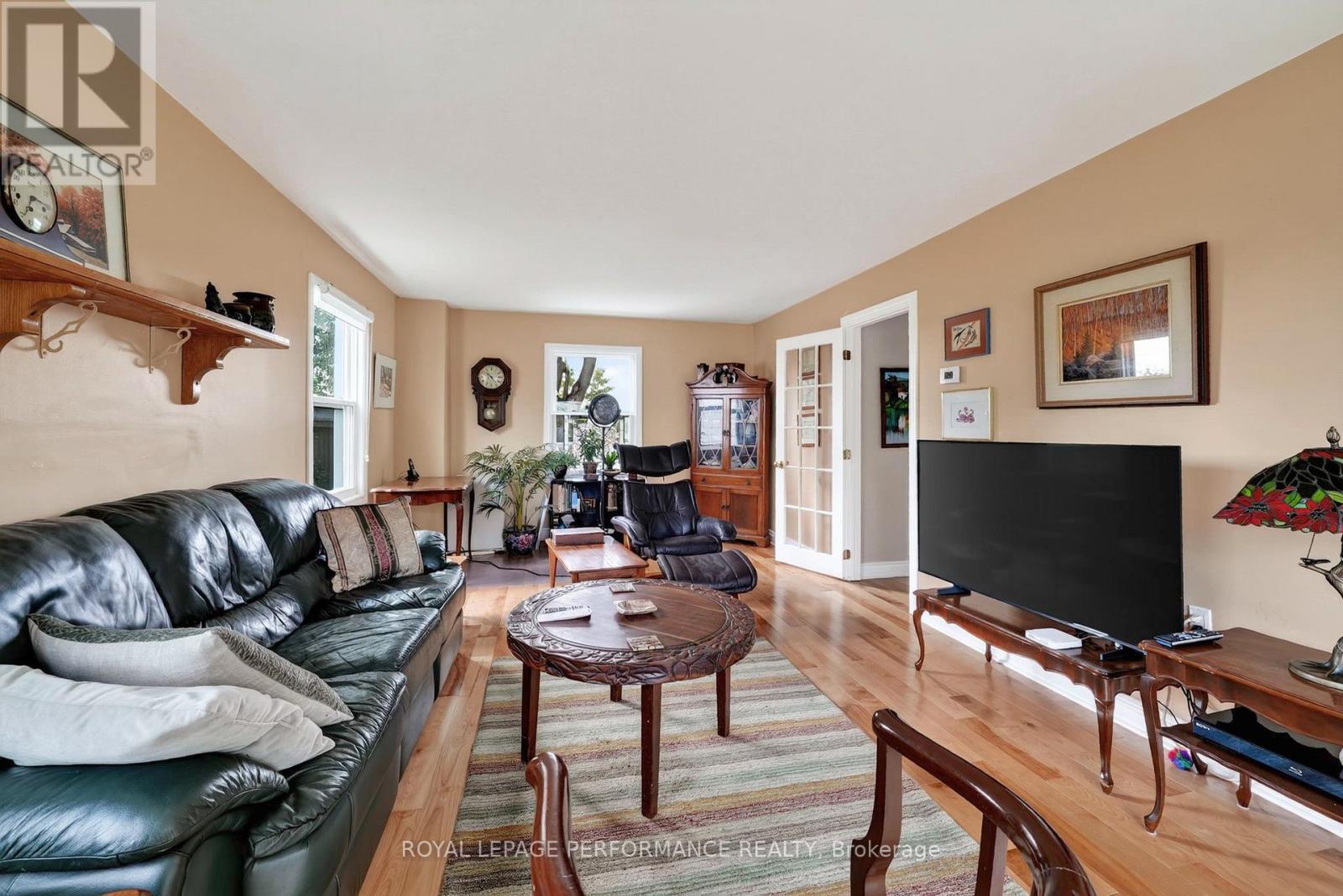 50 St Lawrence Street, South Stormont, ON - Indoor Photo Showing Living Room