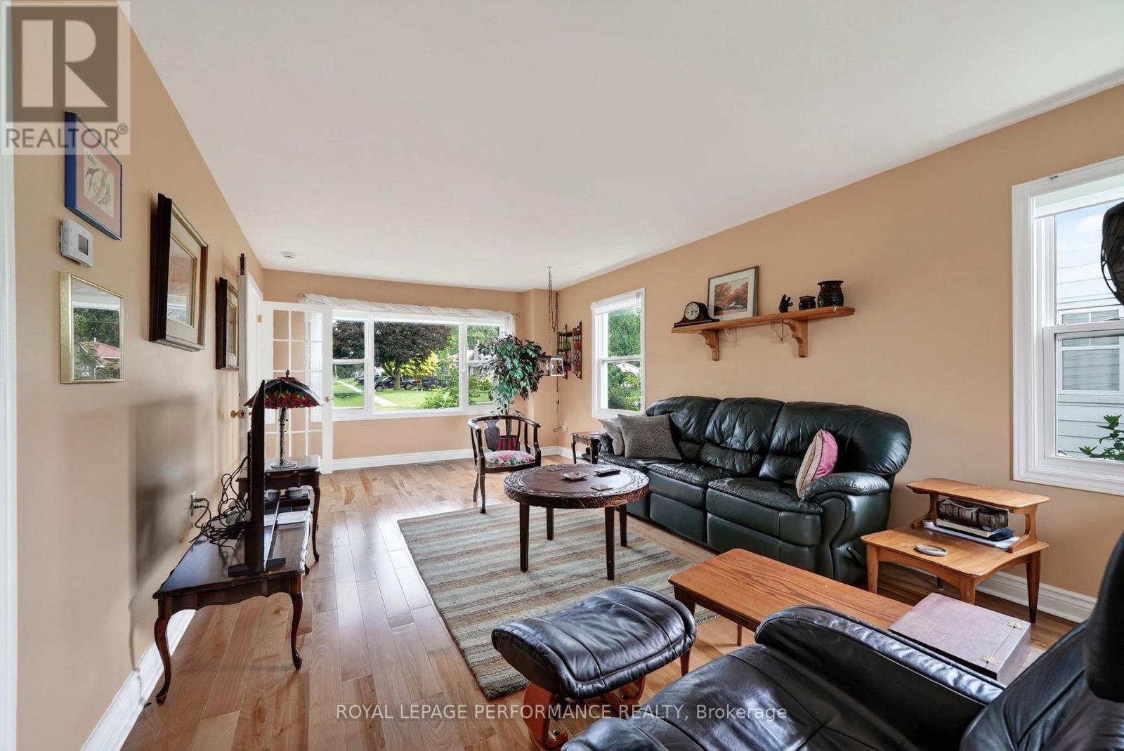 50 St Lawrence Street, South Stormont, ON - Indoor Photo Showing Living Room