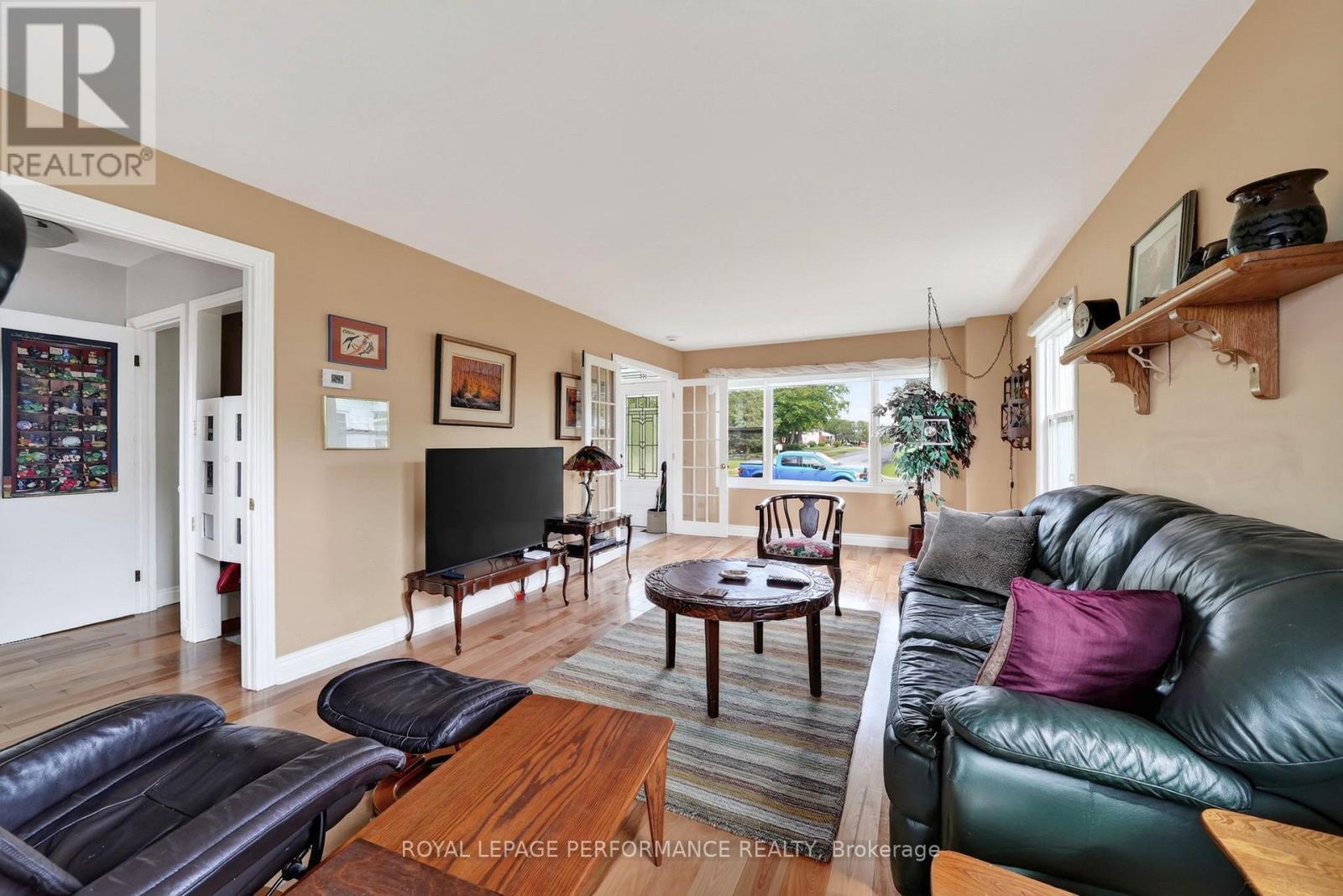 50 St Lawrence Street, South Stormont, ON - Indoor Photo Showing Living Room