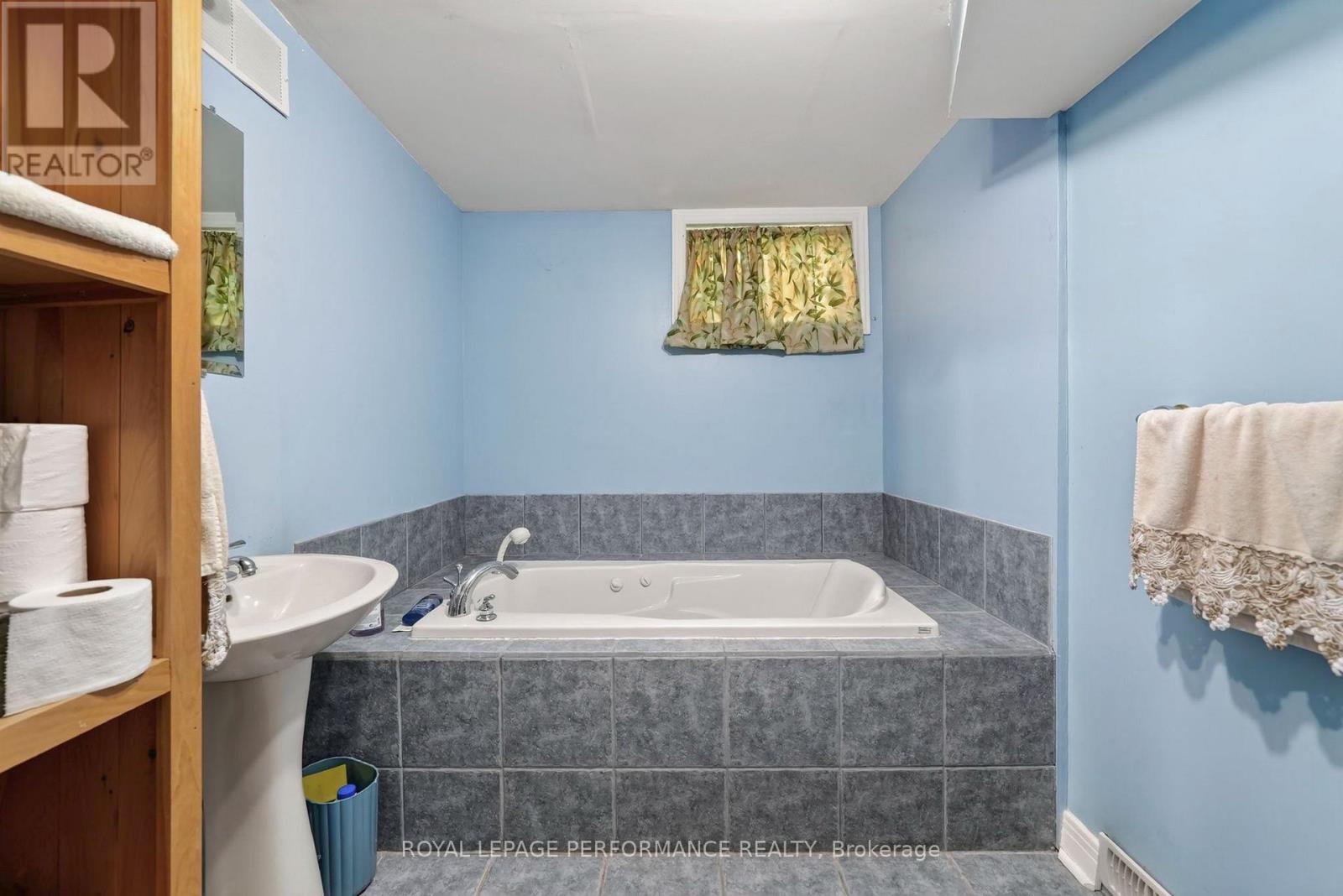 50 St Lawrence Street, South Stormont, ON - Indoor Photo Showing Bathroom