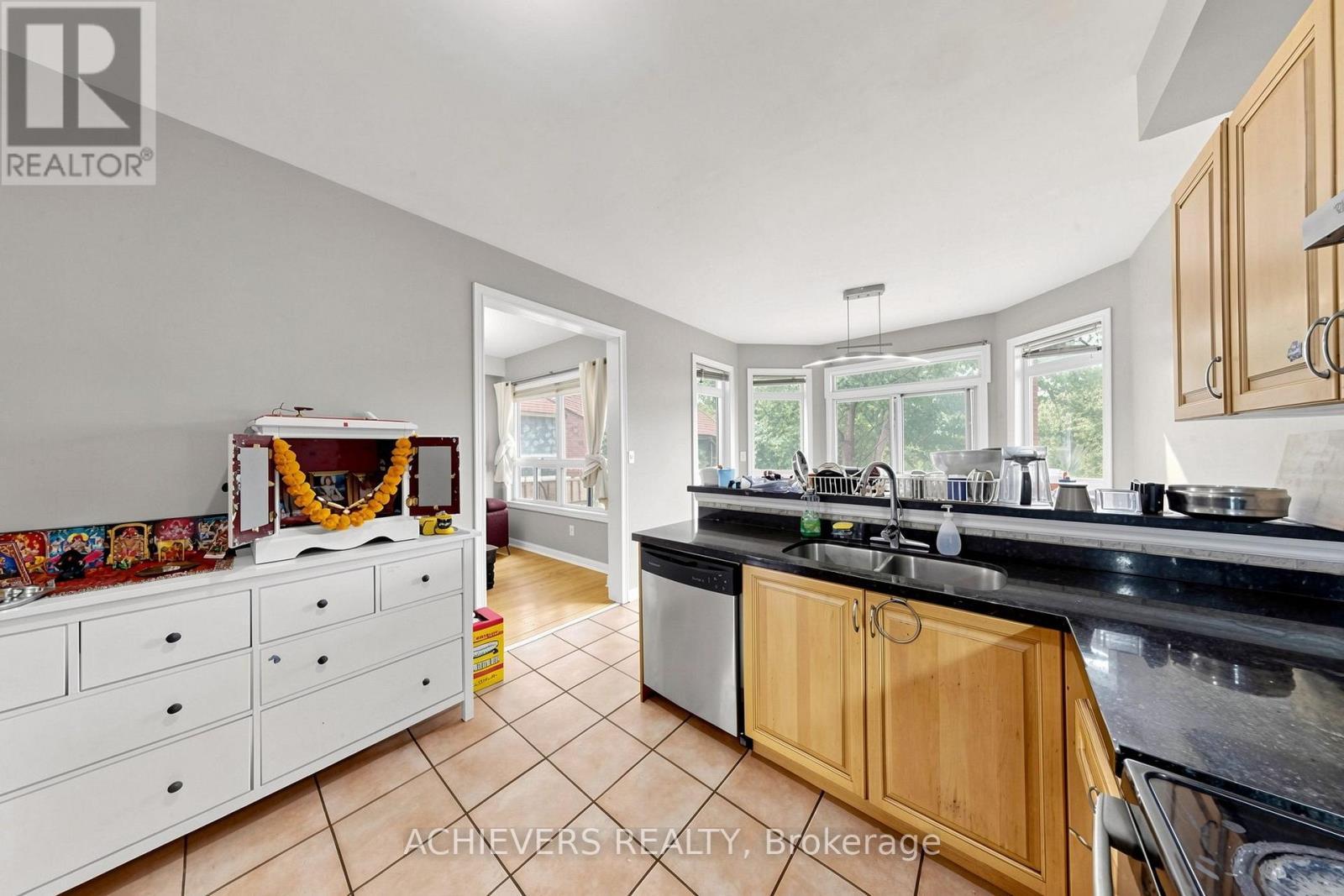 517 Navigator Drive, Mississauga, ON - Indoor Photo Showing Kitchen With Double Sink