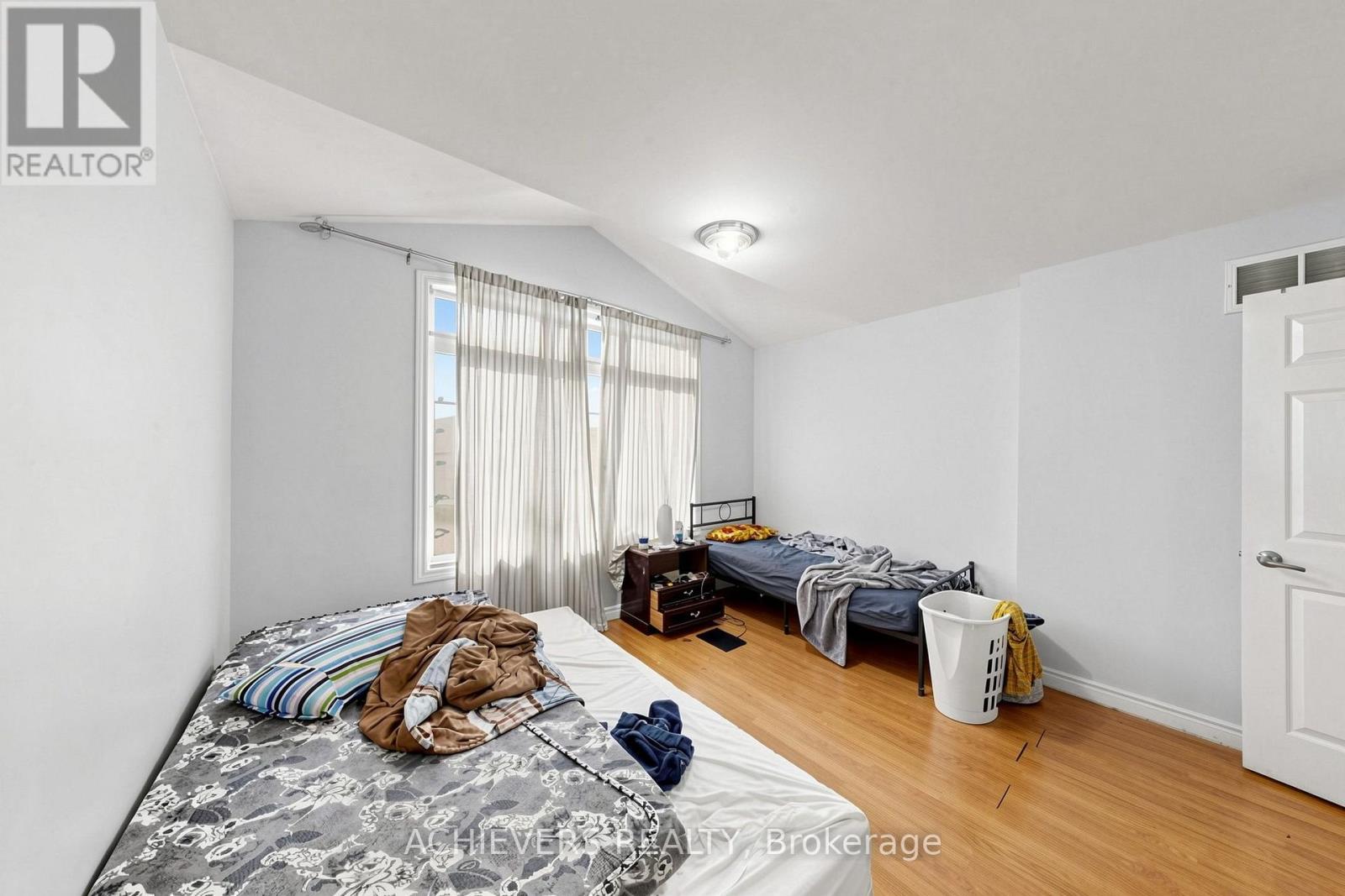 517 Navigator Drive, Mississauga, ON - Indoor Photo Showing Bedroom
