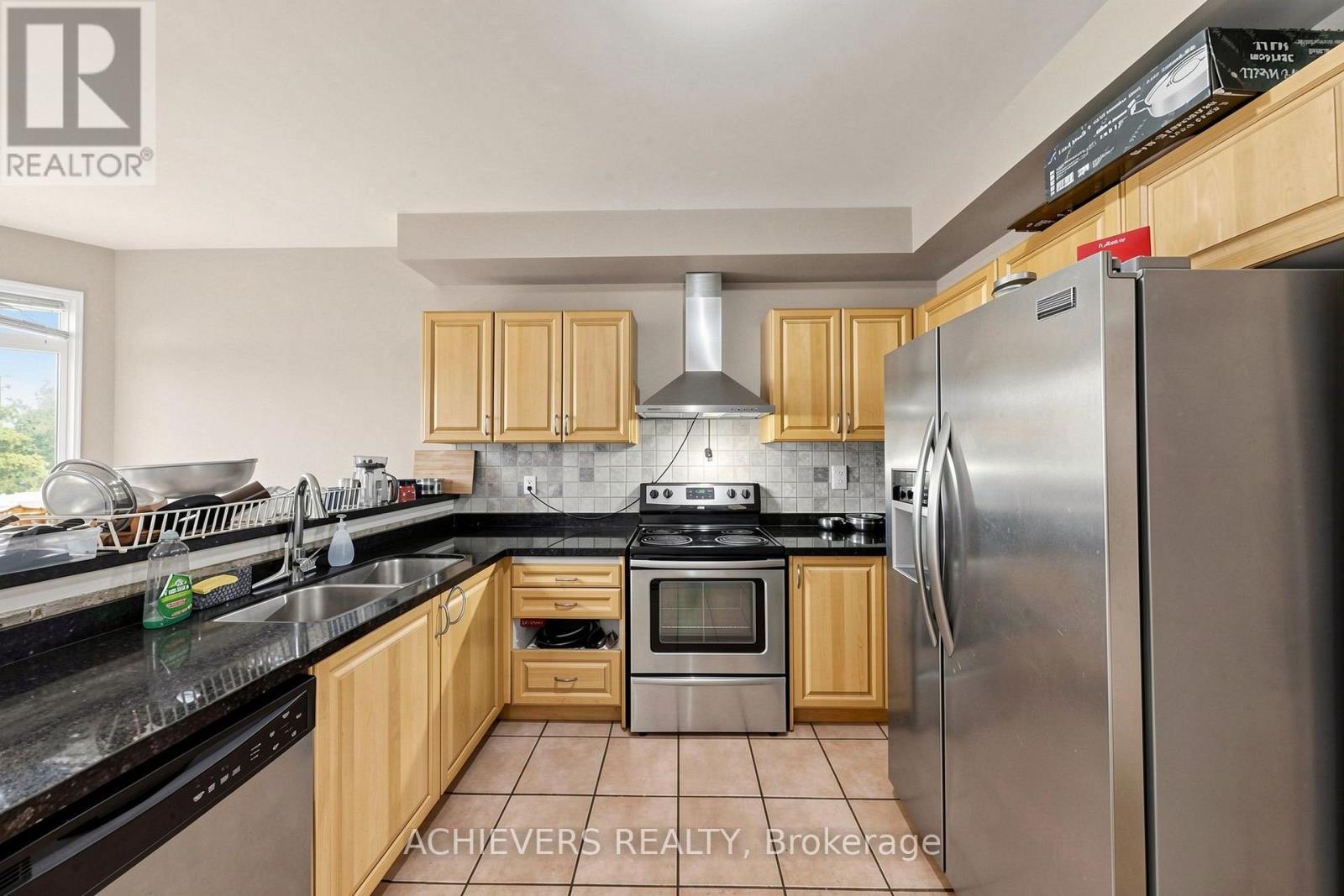 517 Navigator Drive, Mississauga, ON - Indoor Photo Showing Kitchen With Double Sink