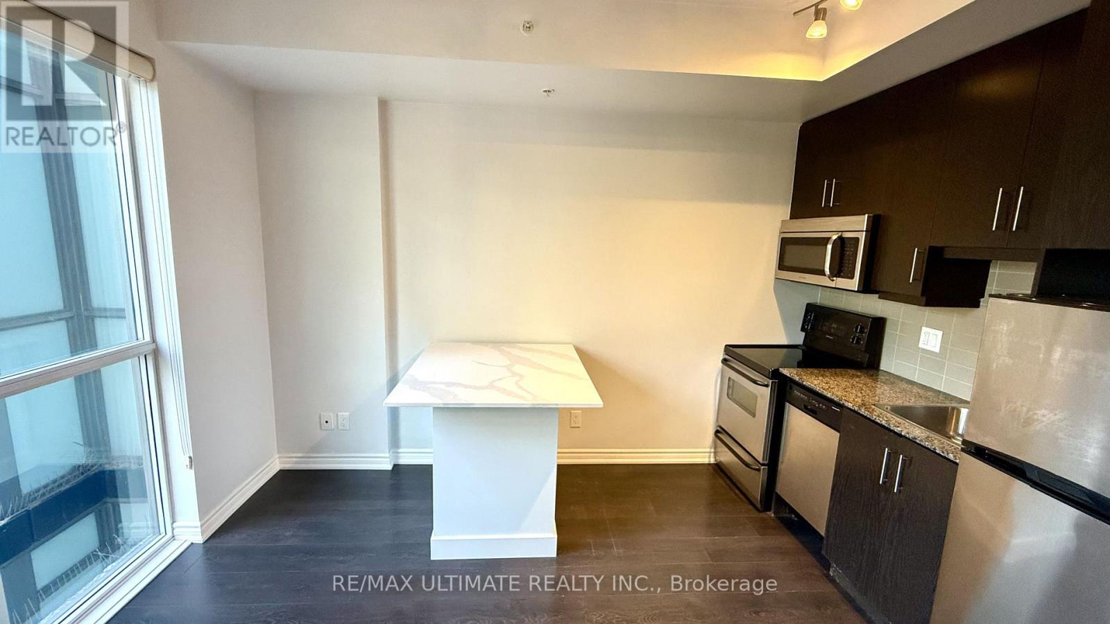 723 - 15 James Finlay Way, Toronto, ON - Indoor Photo Showing Kitchen