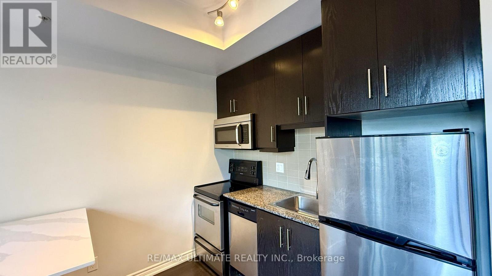 723 - 15 James Finlay Way, Toronto, ON - Indoor Photo Showing Kitchen