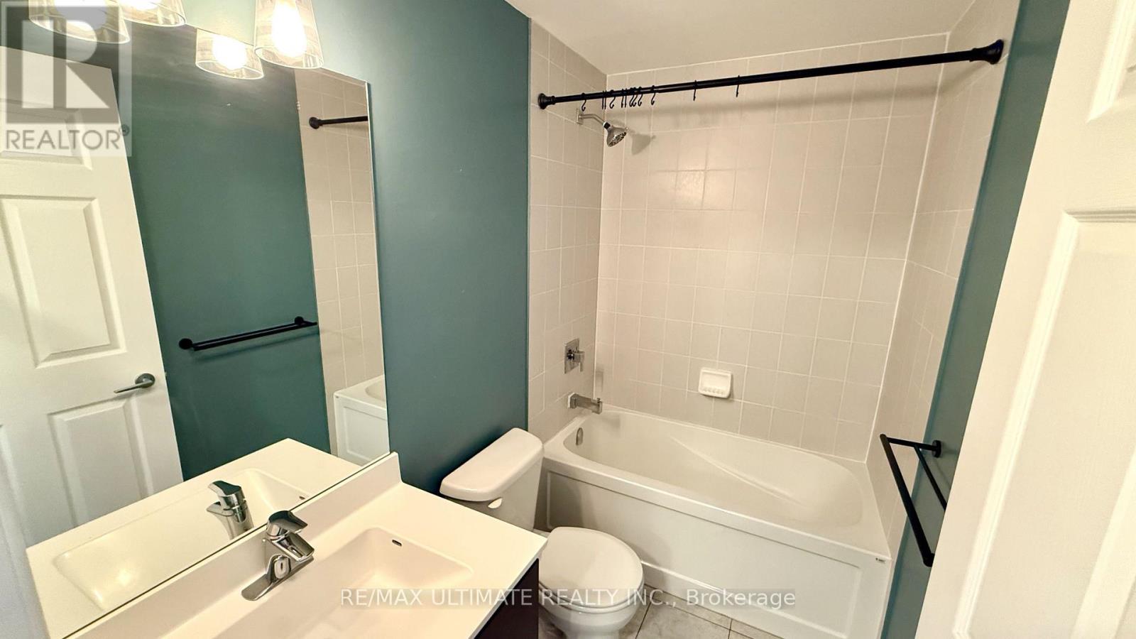 723 - 15 James Finlay Way, Toronto, ON - Indoor Photo Showing Bathroom