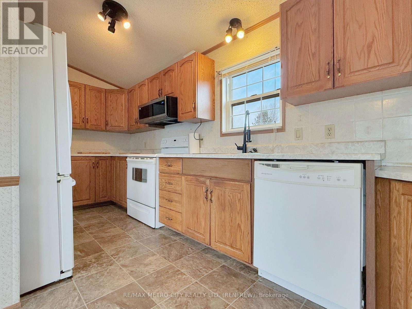 34 Sunset Lane, Horton, ON - Indoor Photo Showing Kitchen