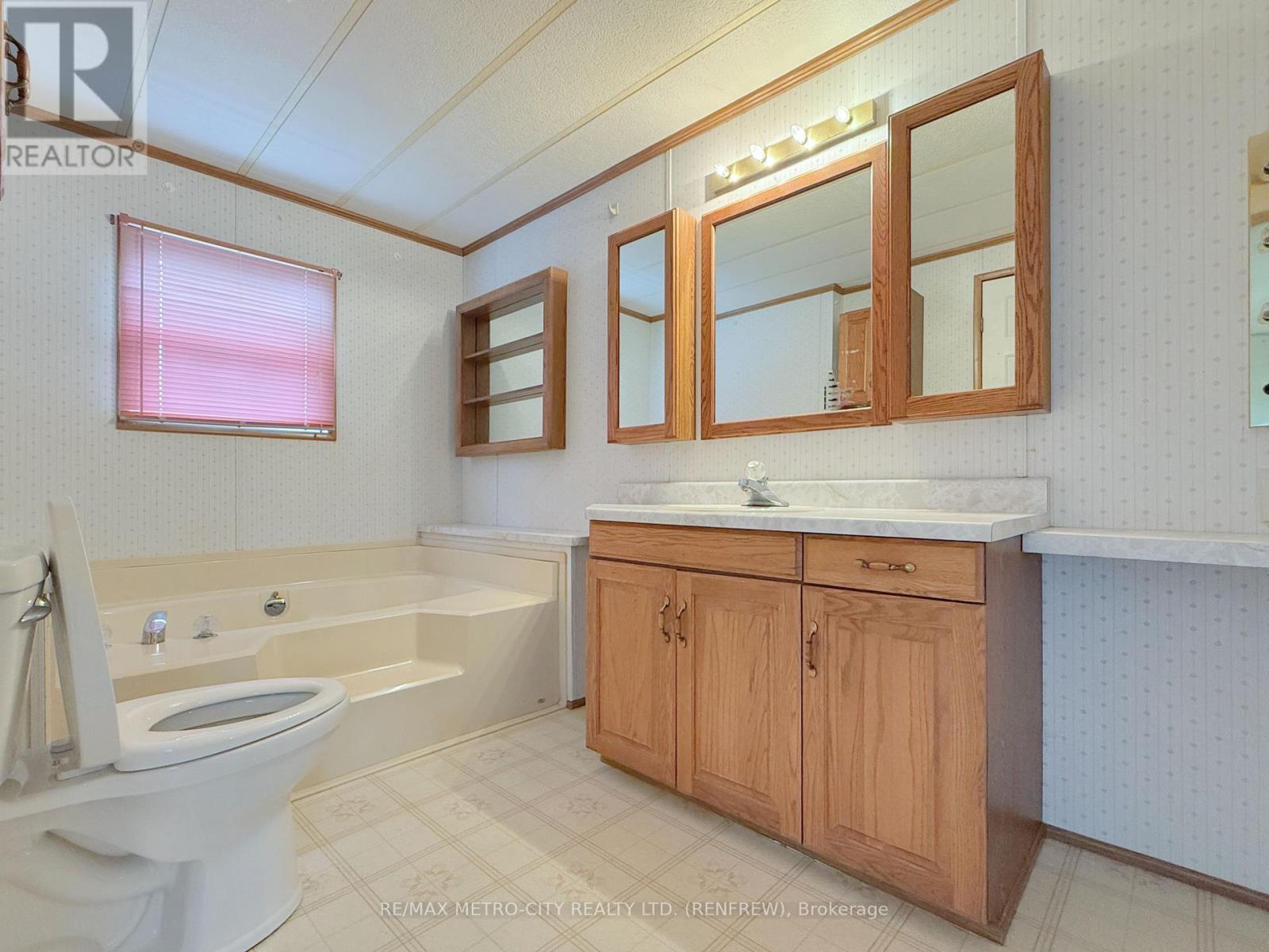 Ensuite Bath - 34 Sunset Lane, Horton, ON - Indoor Photo Showing Bathroom