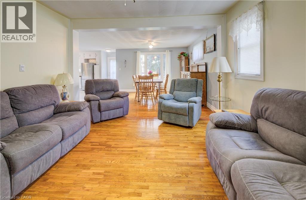 254 Wellington Street W, Mount Forest, ON - Indoor Photo Showing Living Room