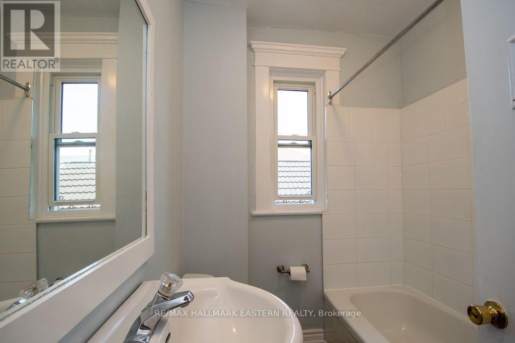 Bathroom - 466 Rubidge Street, Peterborough (Town Ward 3), ON - Indoor Photo Showing Bathroom