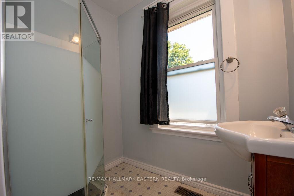 Bathroom - 466 Rubidge Street, Peterborough (Town Ward 3), ON - Indoor Photo Showing Bathroom