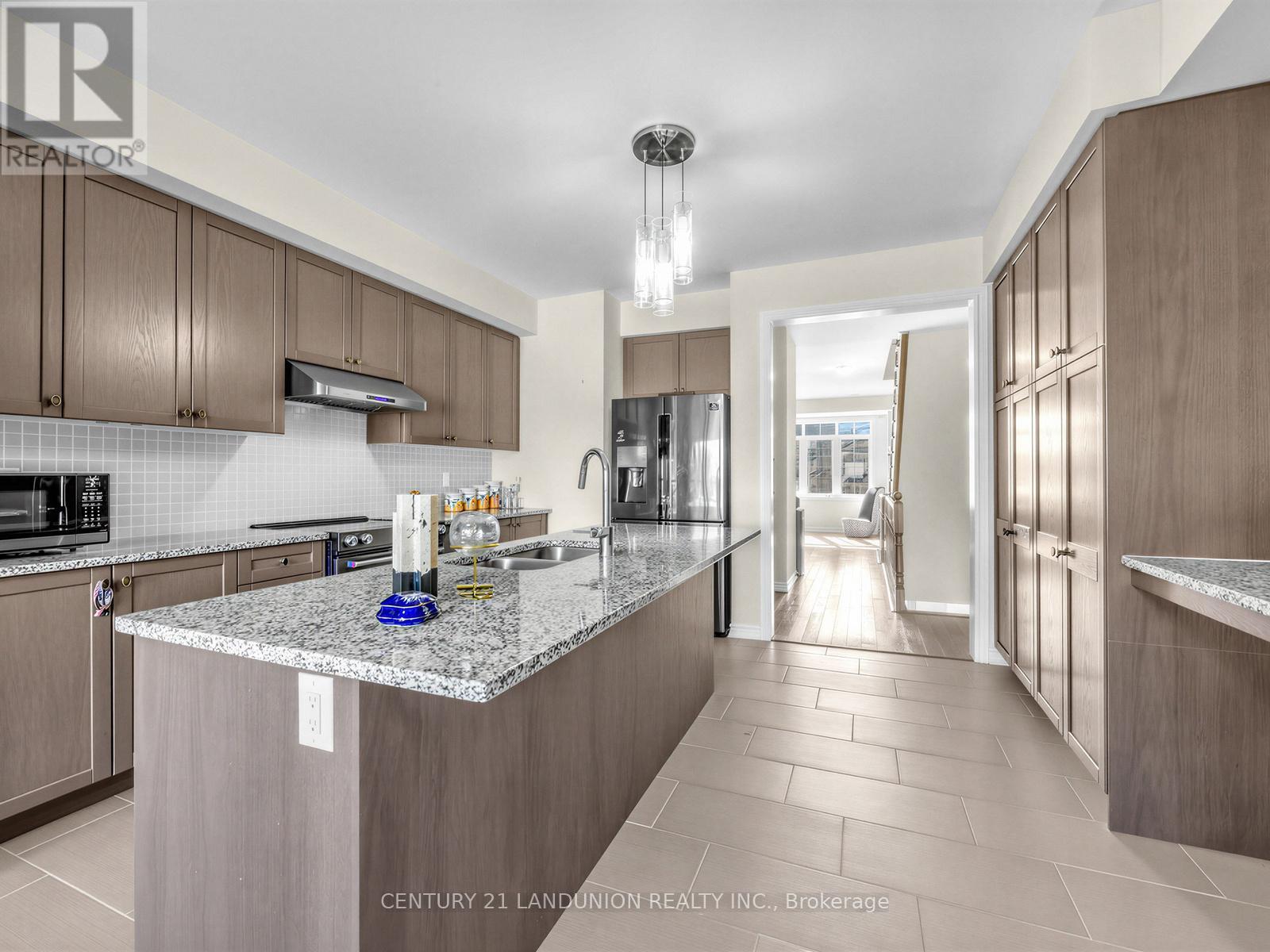 10941 Victoria Square Boulevard, Markham, ON - Indoor Photo Showing Kitchen With Double Sink With Upgraded Kitchen
