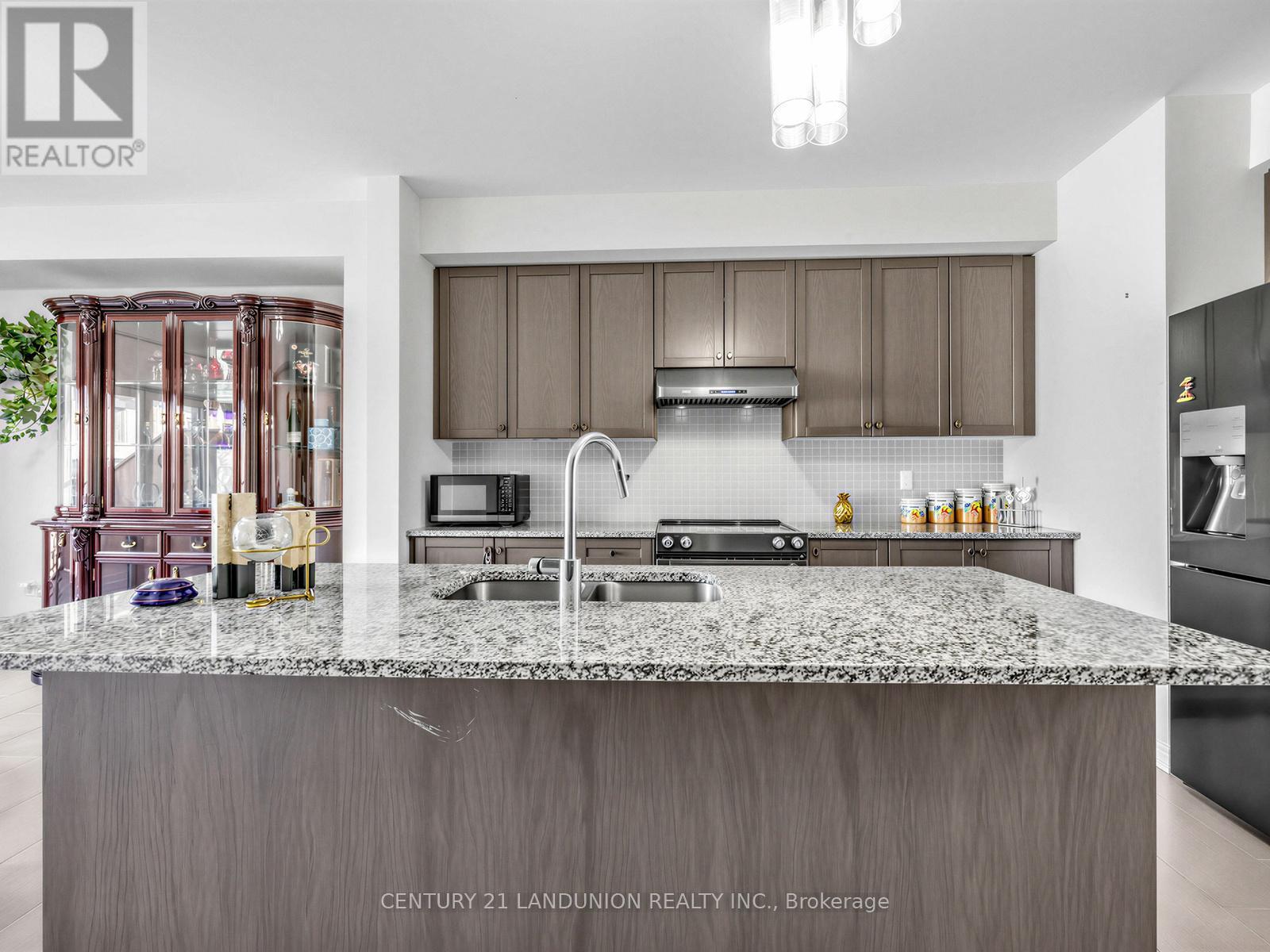 10941 Victoria Square Boulevard, Markham, ON - Indoor Photo Showing Kitchen With Double Sink With Upgraded Kitchen
