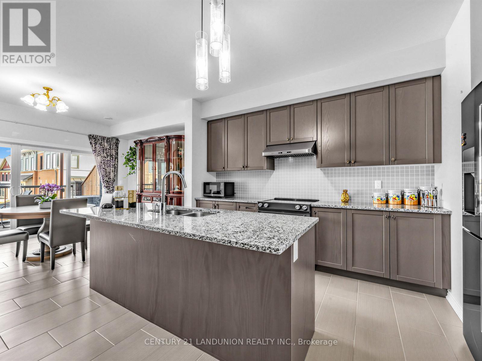 10941 Victoria Square Boulevard, Markham, ON - Indoor Photo Showing Kitchen With Double Sink With Upgraded Kitchen