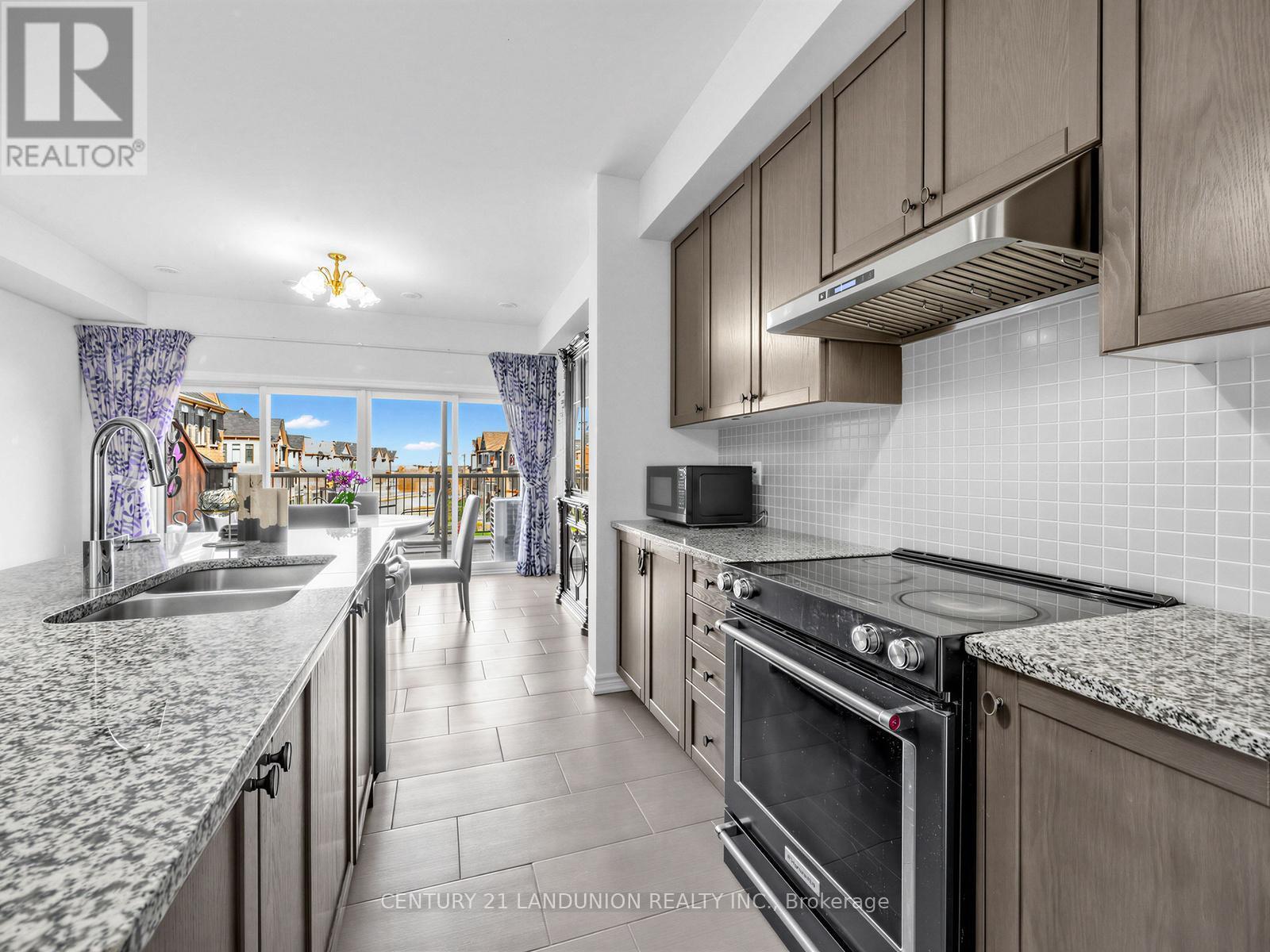 10941 Victoria Square Boulevard, Markham, ON - Indoor Photo Showing Kitchen With Double Sink With Upgraded Kitchen