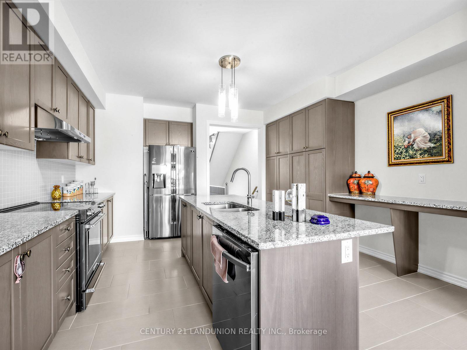 10941 Victoria Square Boulevard, Markham, ON - Indoor Photo Showing Kitchen With Double Sink With Upgraded Kitchen