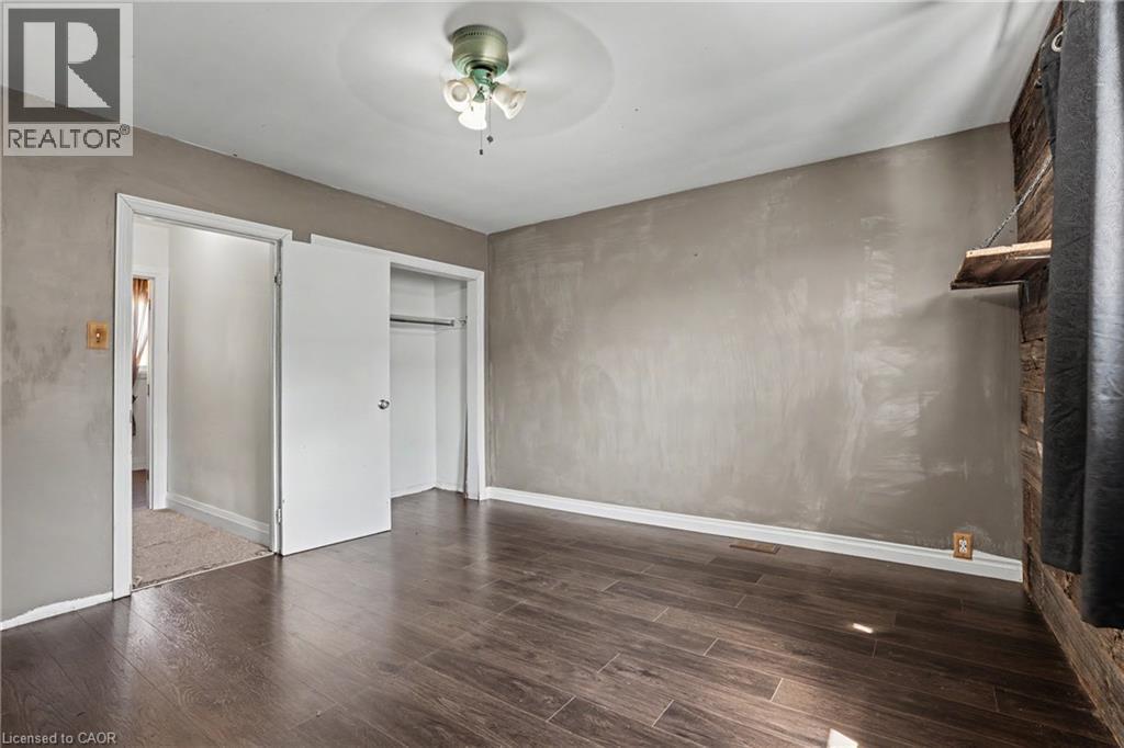 Spacious room featuring wood-finish flooring and a built-in closet with a sliding door - 485 Cochrane Road, Hamilton, ON - Indoor Photo Showing Other Room