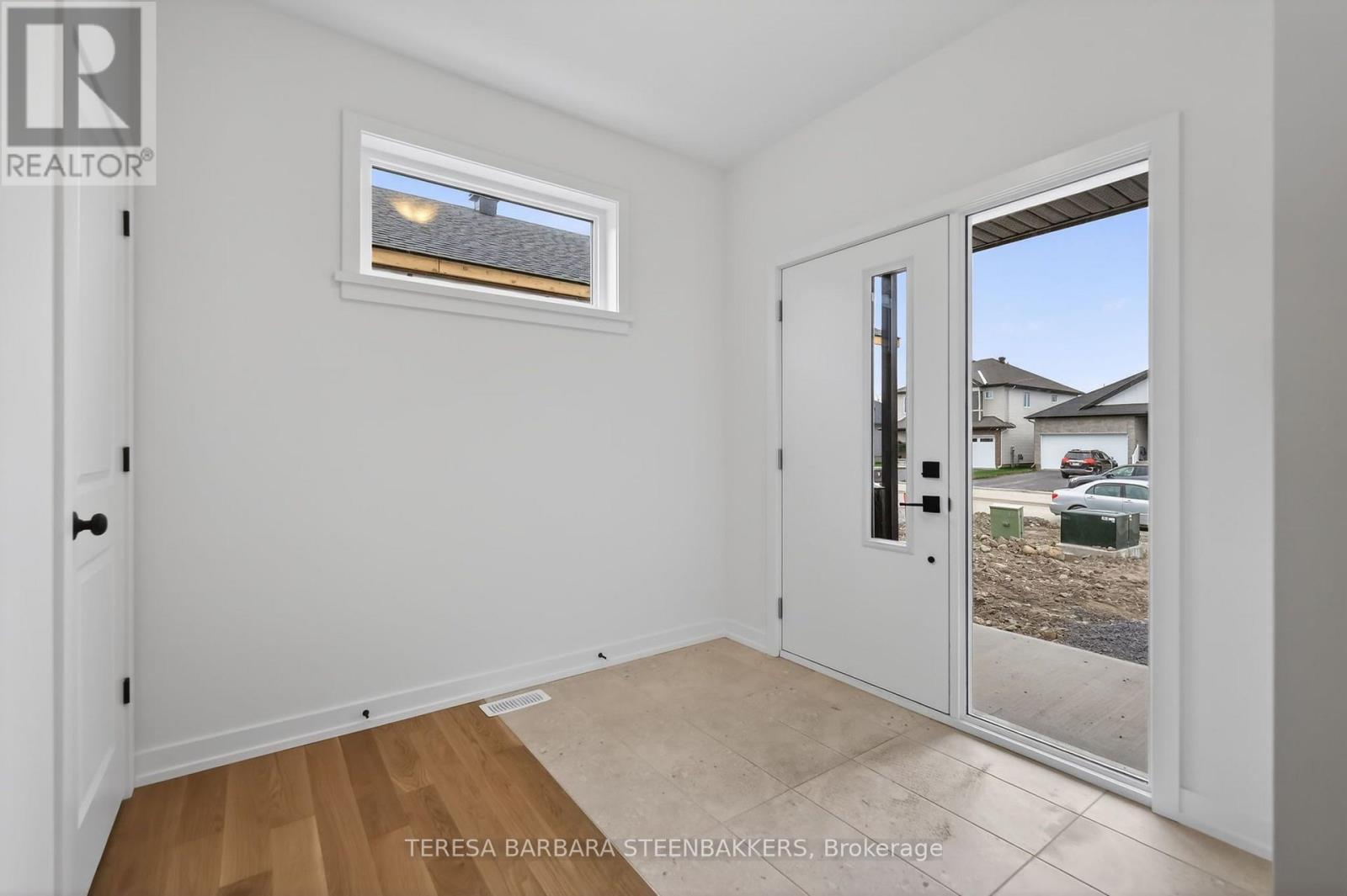 Bright and good sixe front entry - 1164 Bronze Avenue, Clarence-Rockland, ON - Indoor Photo Showing Other Room