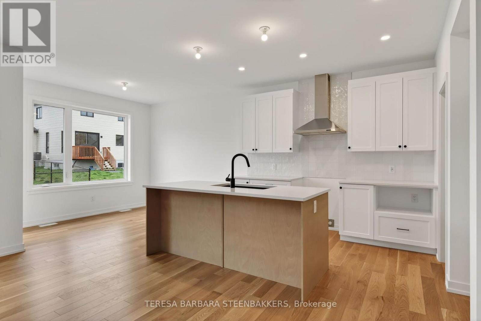 Center island with sink and bar style seating - 1164 Bronze Avenue, Clarence-Rockland, ON - Indoor Photo Showing Kitchen