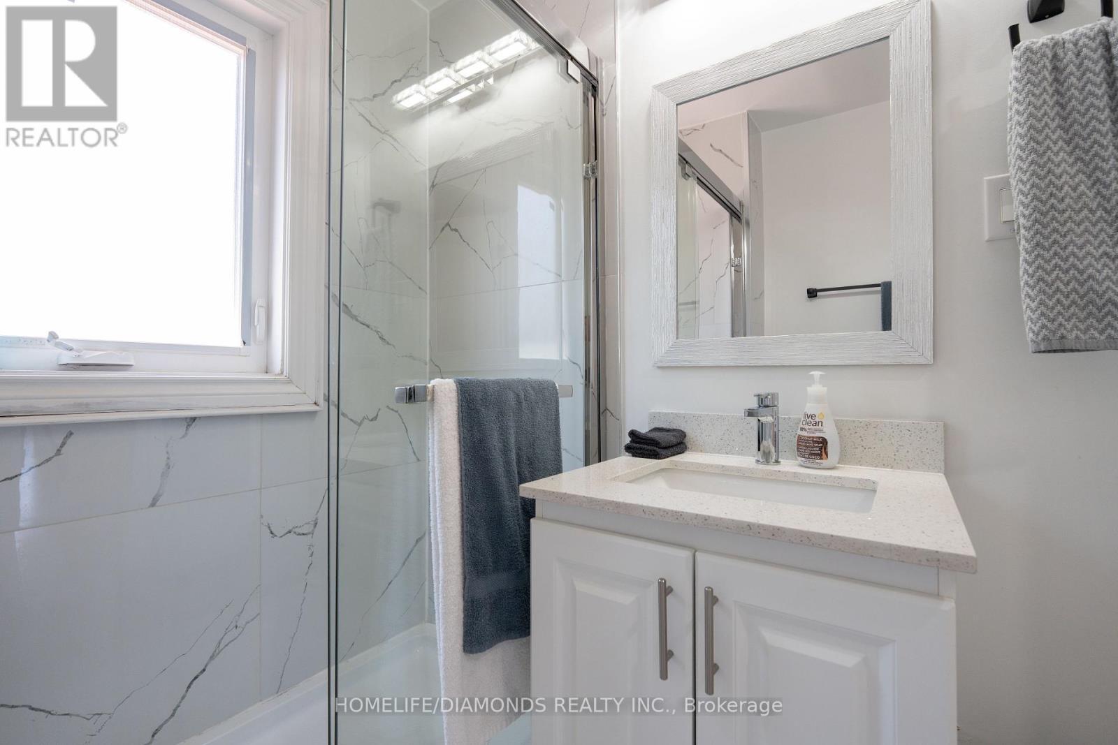 20 Somerset Avenue, Hamilton, ON - Indoor Photo Showing Bathroom