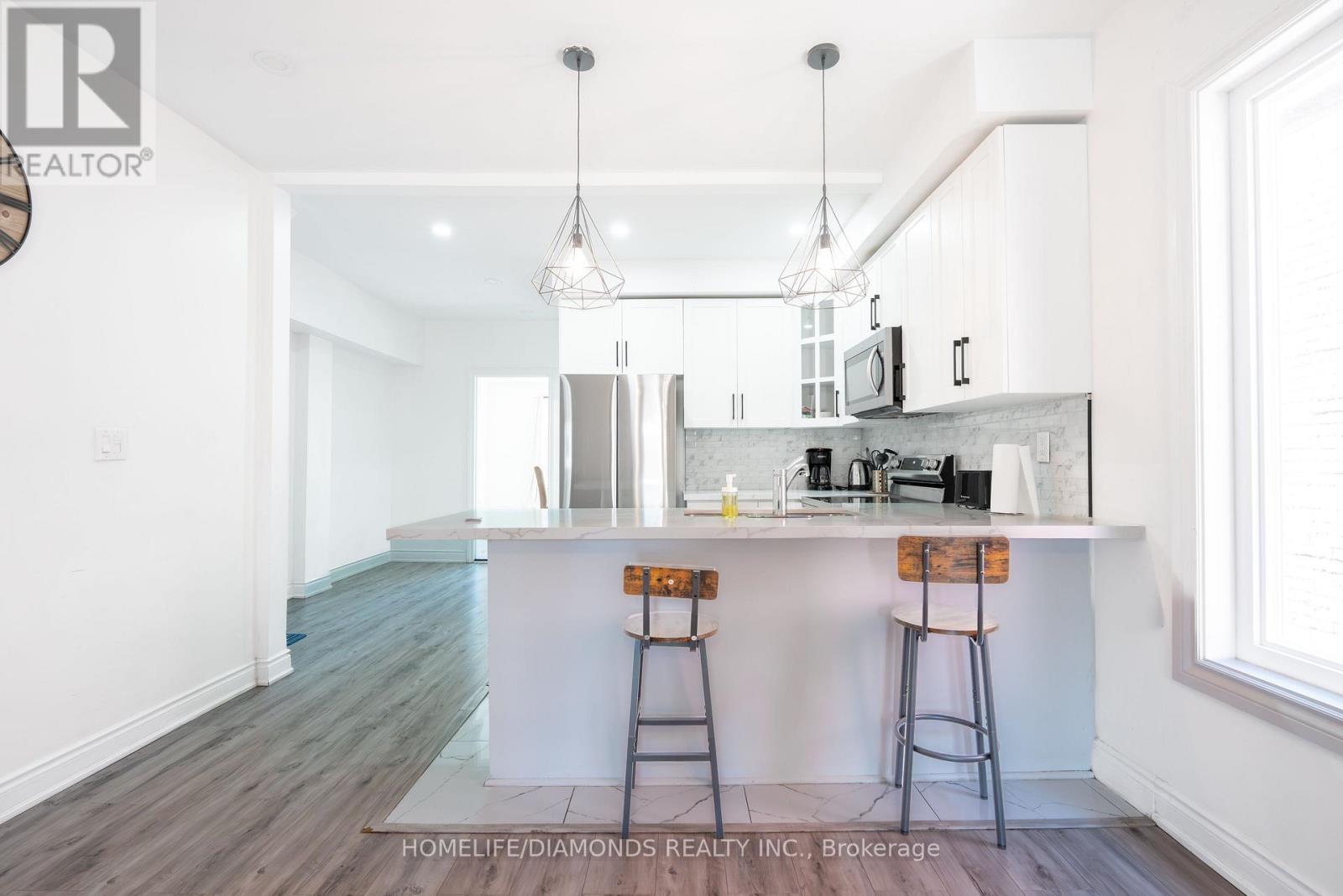20 Somerset Avenue, Hamilton, ON - Indoor Photo Showing Kitchen With Upgraded Kitchen