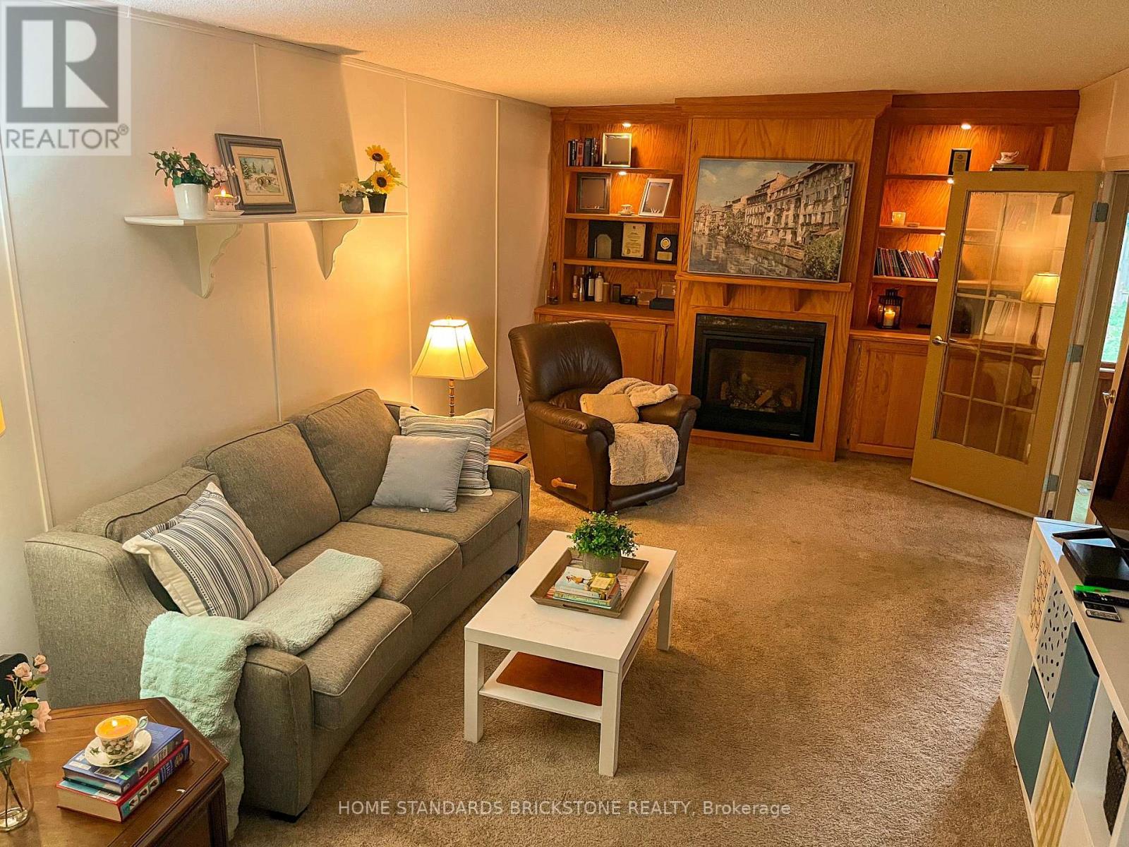 5400 Cedar Street, Niagara Falls, ON - Indoor Photo Showing Living Room With Fireplace