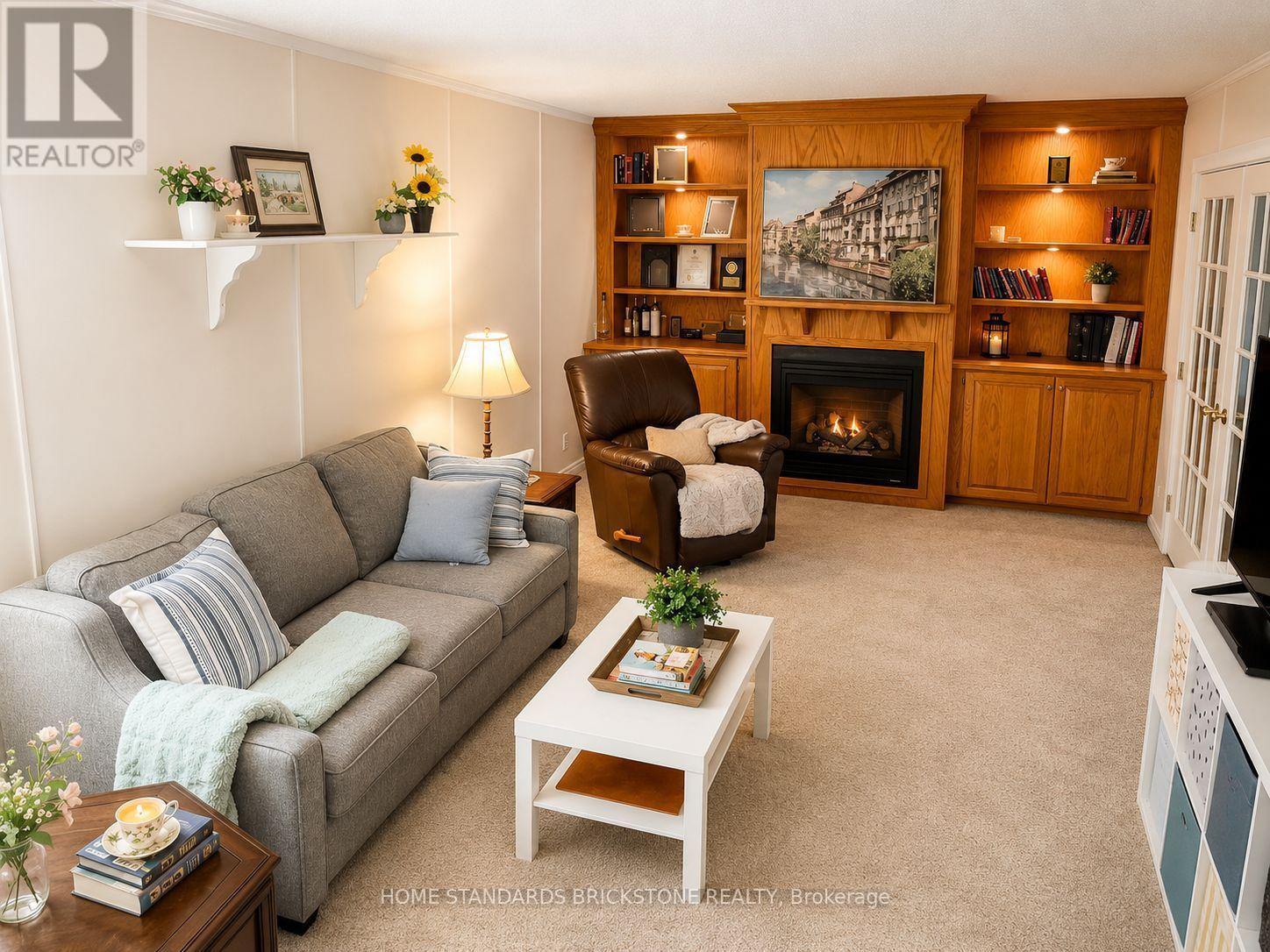 5400 Cedar Street, Niagara Falls, ON - Indoor Photo Showing Living Room With Fireplace