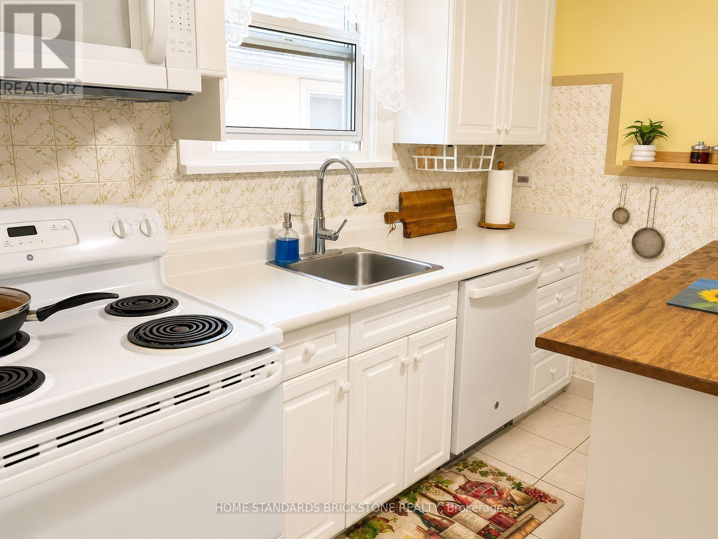 5400 Cedar Street, Niagara Falls, ON - Indoor Photo Showing Kitchen