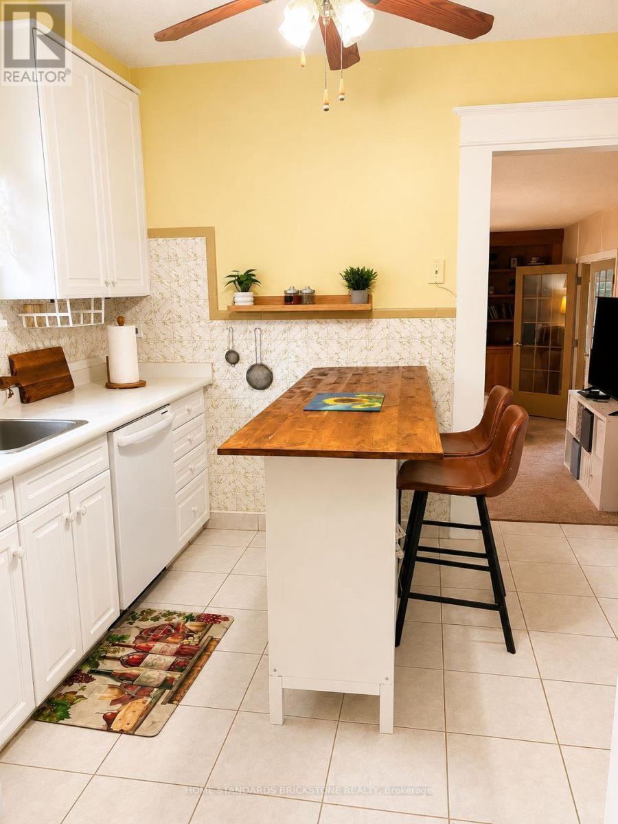 5400 Cedar Street, Niagara Falls, ON - Indoor Photo Showing Kitchen