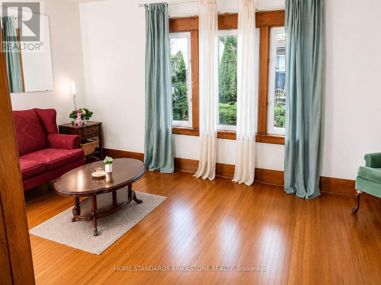5400 Cedar Street, Niagara Falls, ON - Indoor Photo Showing Living Room