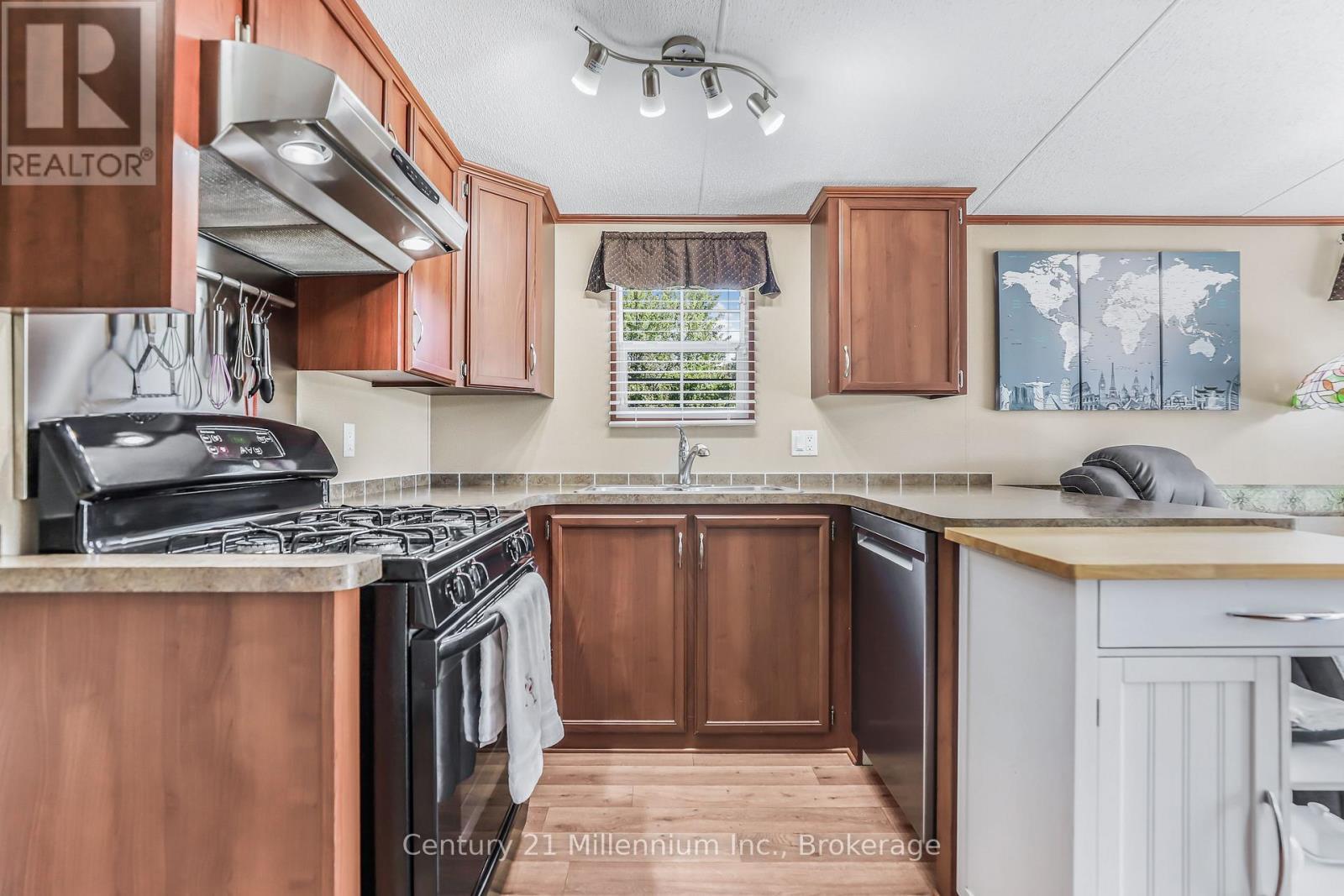 19 White Pines Trail, Wasaga Beach, ON - Indoor Photo Showing Kitchen With Double Sink