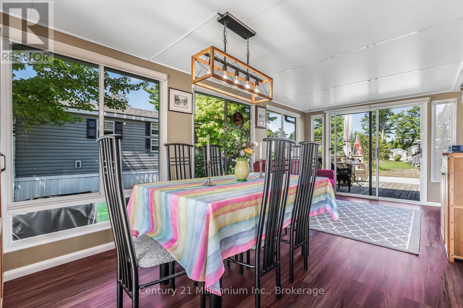 19 White Pines Trail, Wasaga Beach, ON - Indoor Photo Showing Dining Room