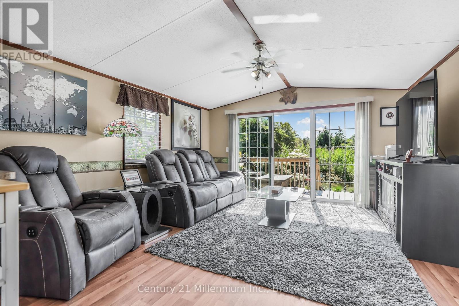 19 White Pines Trail, Wasaga Beach, ON - Indoor Photo Showing Living Room
