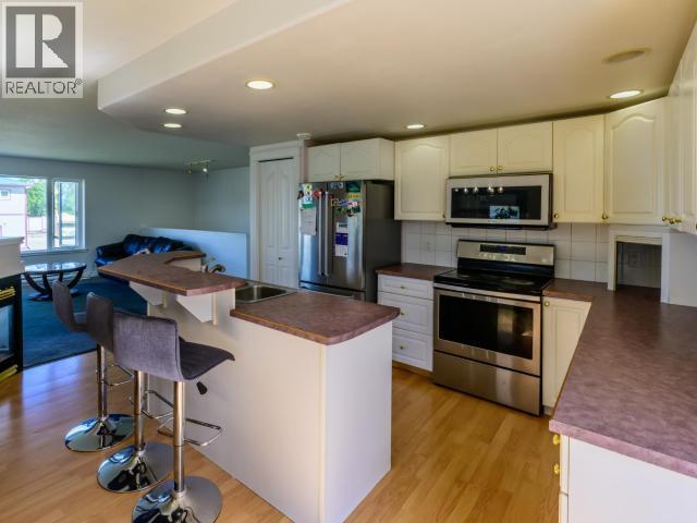 146 Falcon Drive, Whitehorse, YT - Indoor Photo Showing Kitchen