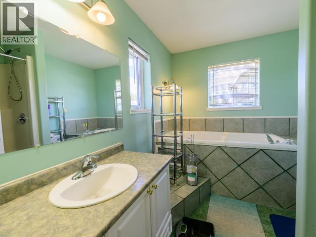 146 Falcon Drive, Whitehorse, YT - Indoor Photo Showing Bathroom