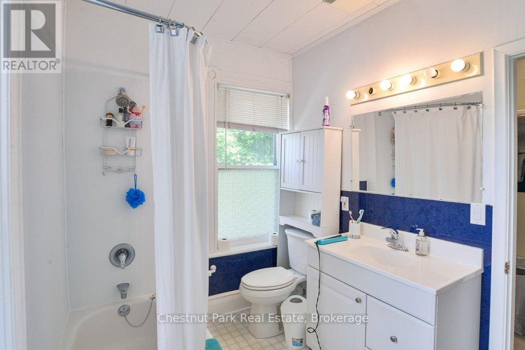 128 James Street, Bracebridge, ON - Indoor Photo Showing Bathroom